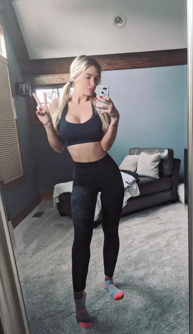 luxejouy (18) female from US - sexting partner