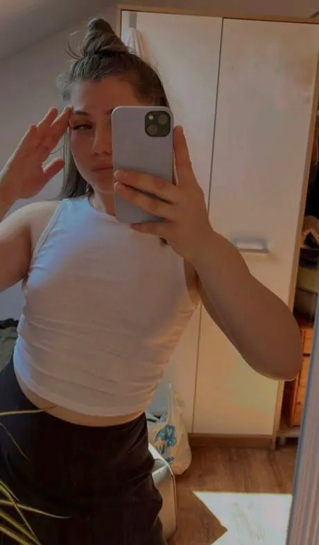 magafag883 (18) female from GB - sexting partner