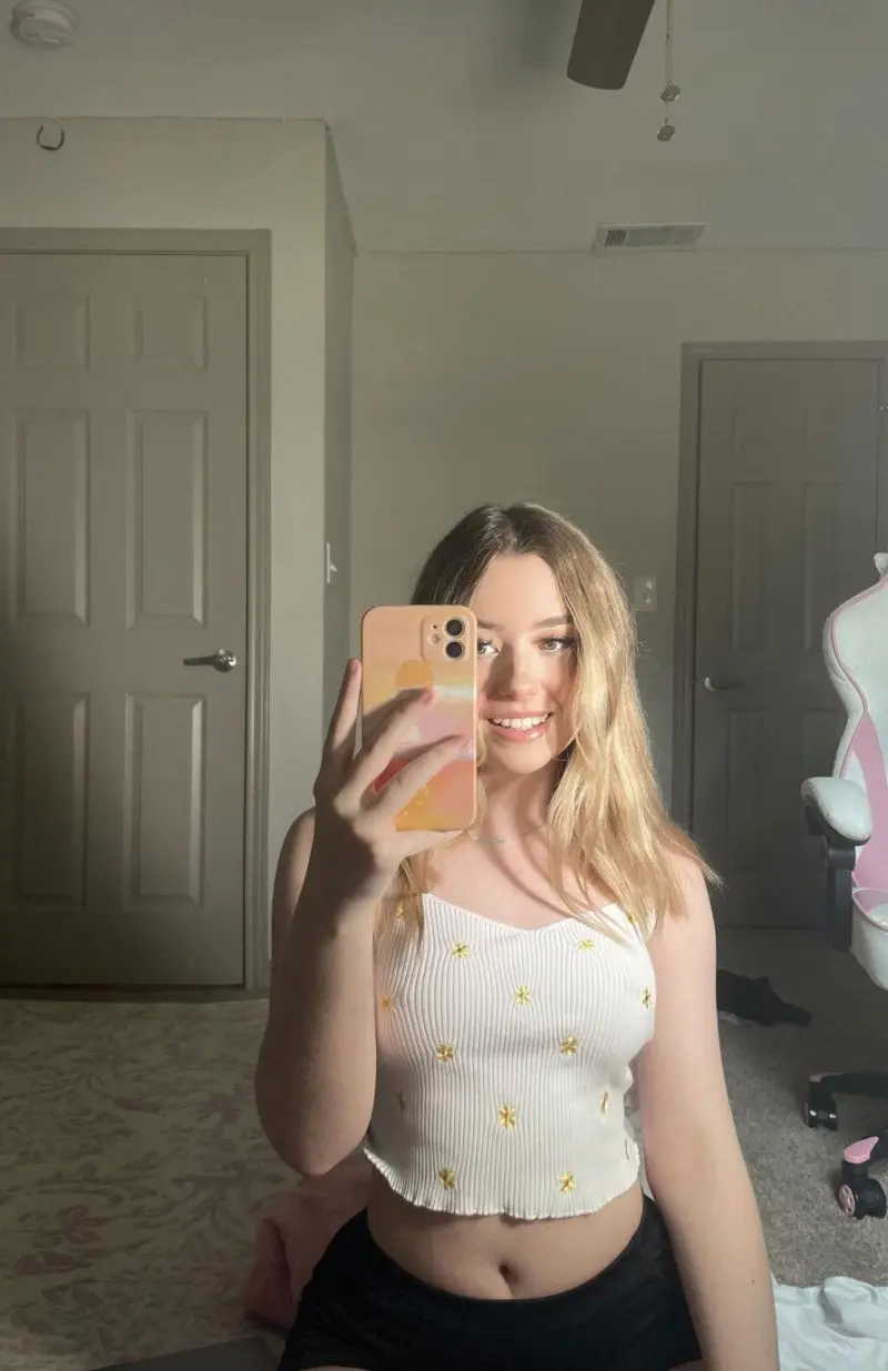 mahokebu (18) female from US - sexting partner