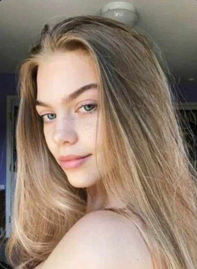 makasvt (18) female from GB - sexting partner