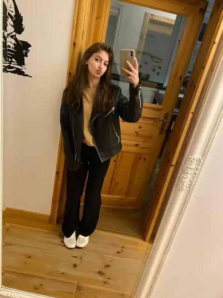 malana1516 (18) female from GB - sexting partner