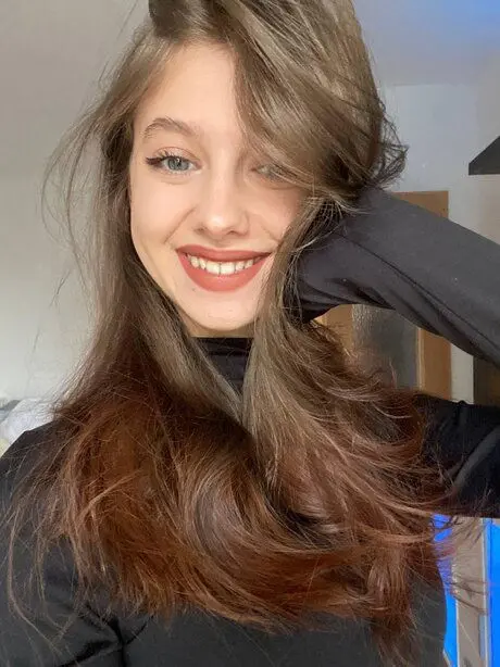 maneve3220 (18) female from GB - sexting partner