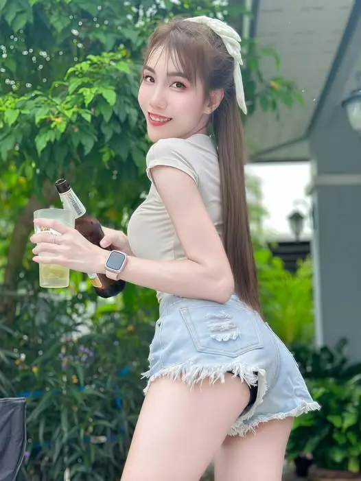 manitoh563 (18) female from UZ - sexting partner