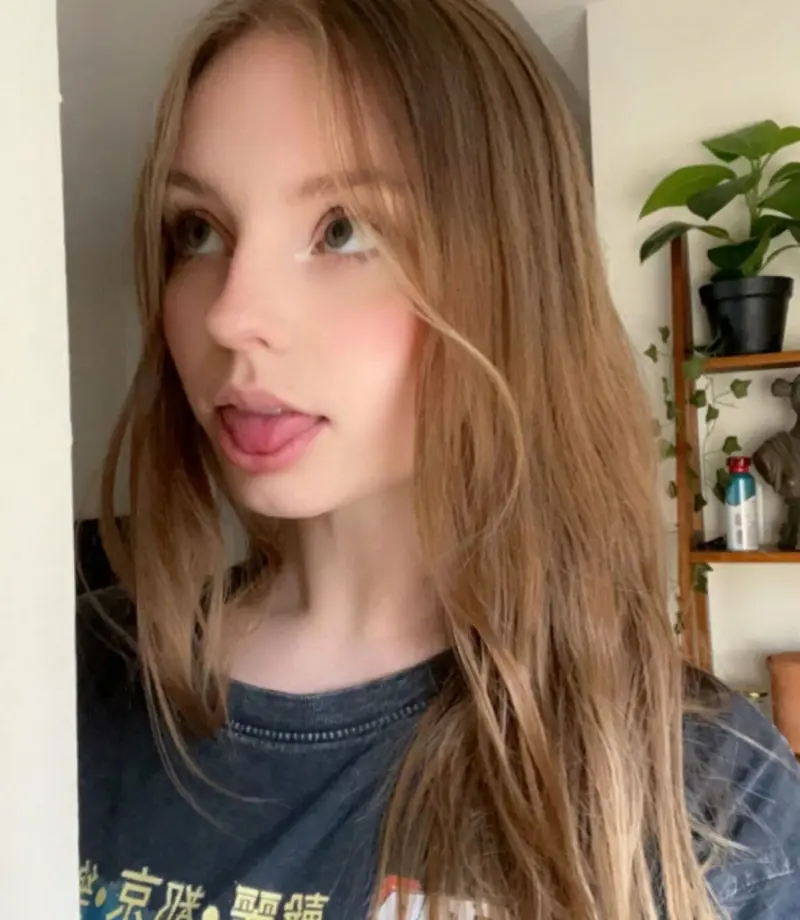 mathermop (23) female from AU - sexting partner