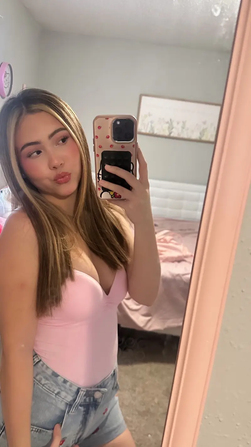 meciyac812 (18) female from GB - sexting partner