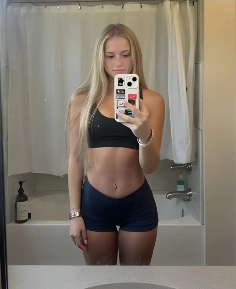 mecoh93734 (18) female from US - sexting partner