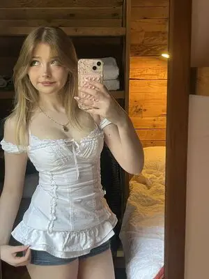 mehoneko (18) female from GB - sexting partner