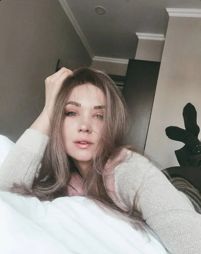 menoliu (18) female from GB - sexting partner