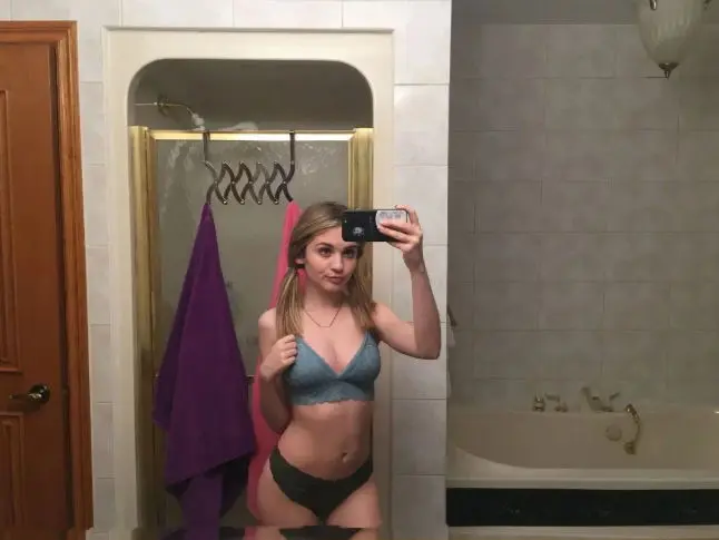 mesaca (18) female from US - sexting partner