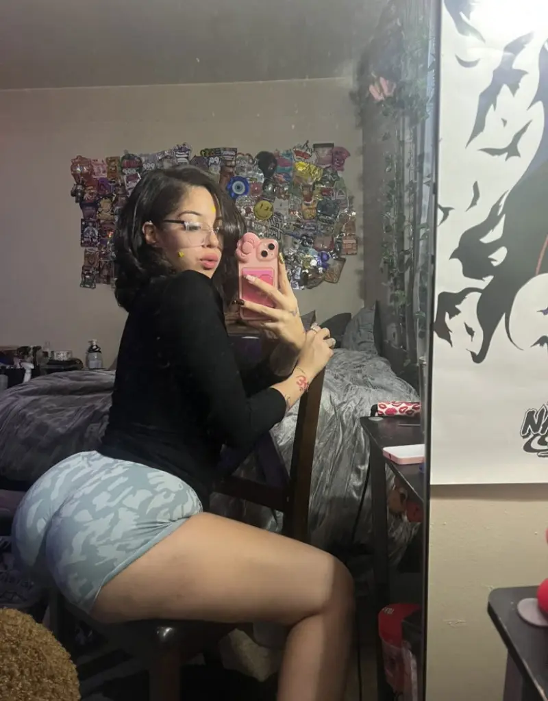 miaangel263 (18) female from US - sexting partner