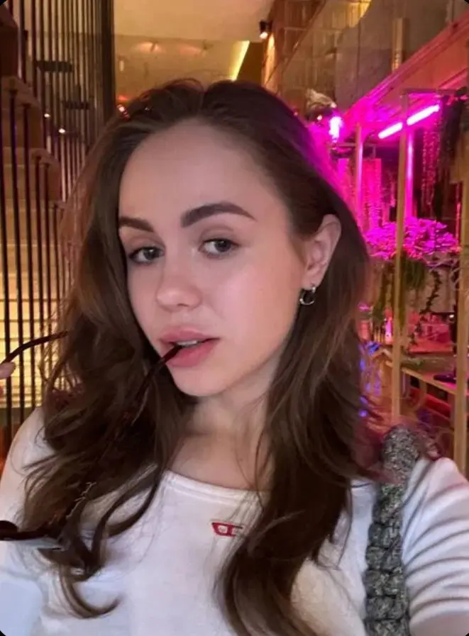 mifojej (18) female from SE - sexting partner