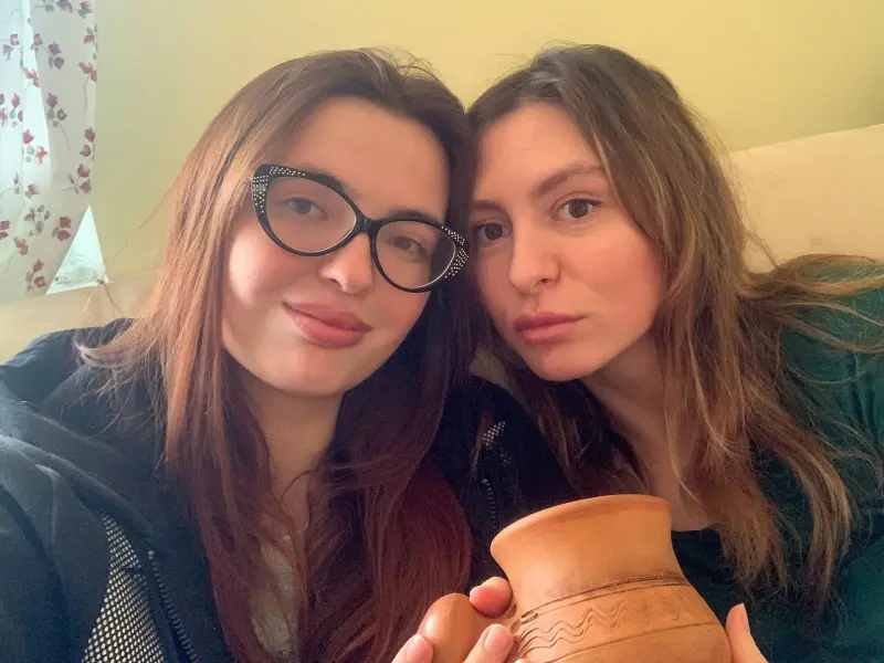 miouetz (18) female from JP - sexting partner