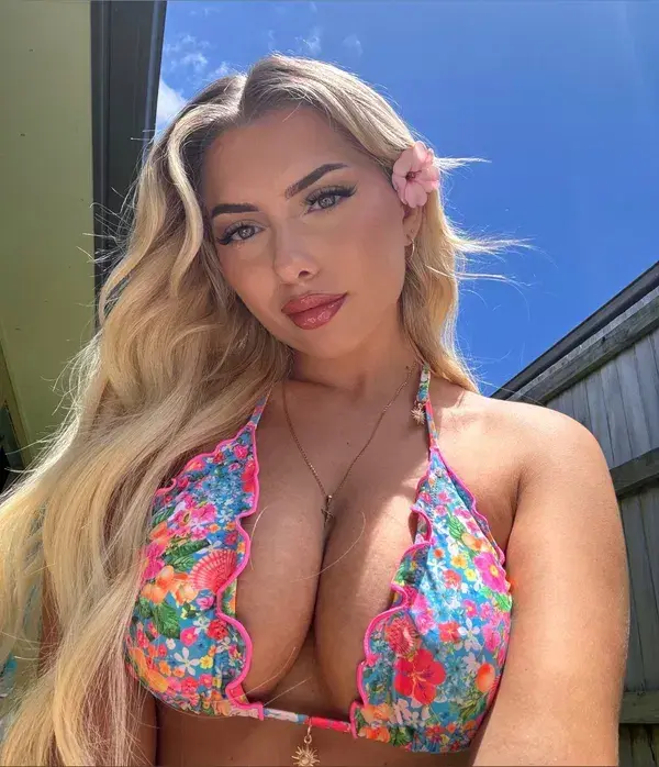 mixelaqi (18) female from US - sexting partner