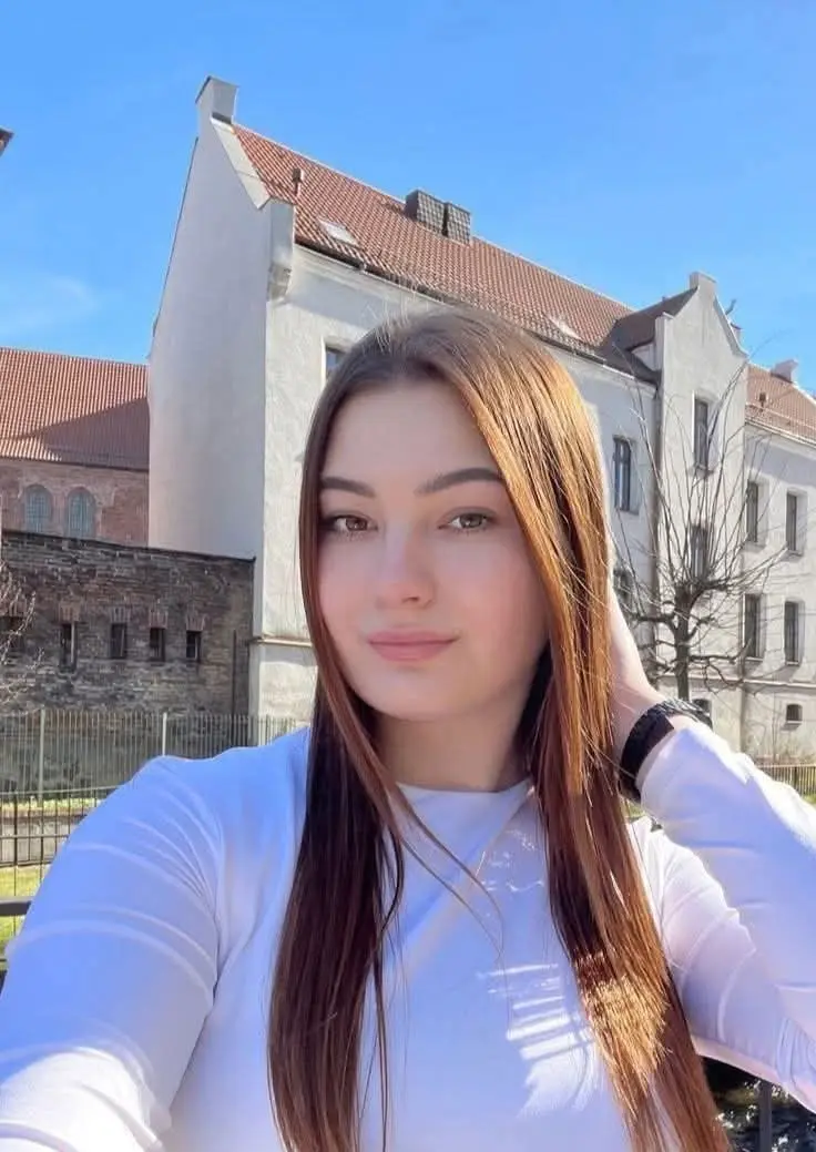 mobaxoty (23) female from US - sexting partner