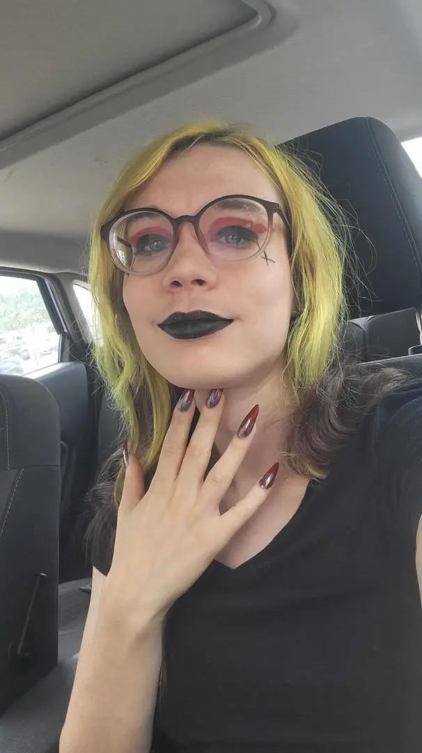 mogowim (18) female from US - sexting partner