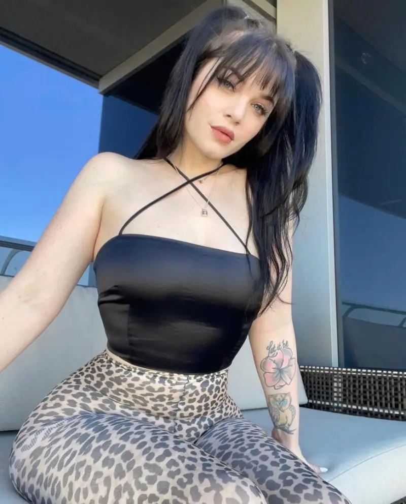 momn (22) female from US - sexting partner