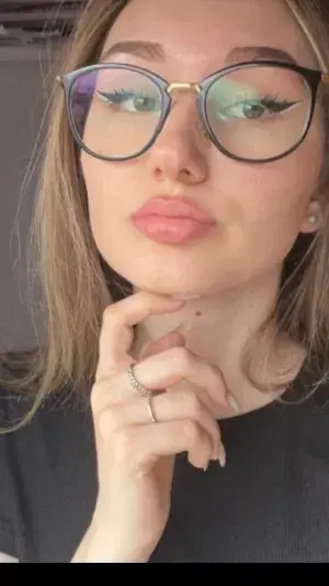 monenov780 (18) female from GB - sexting partner