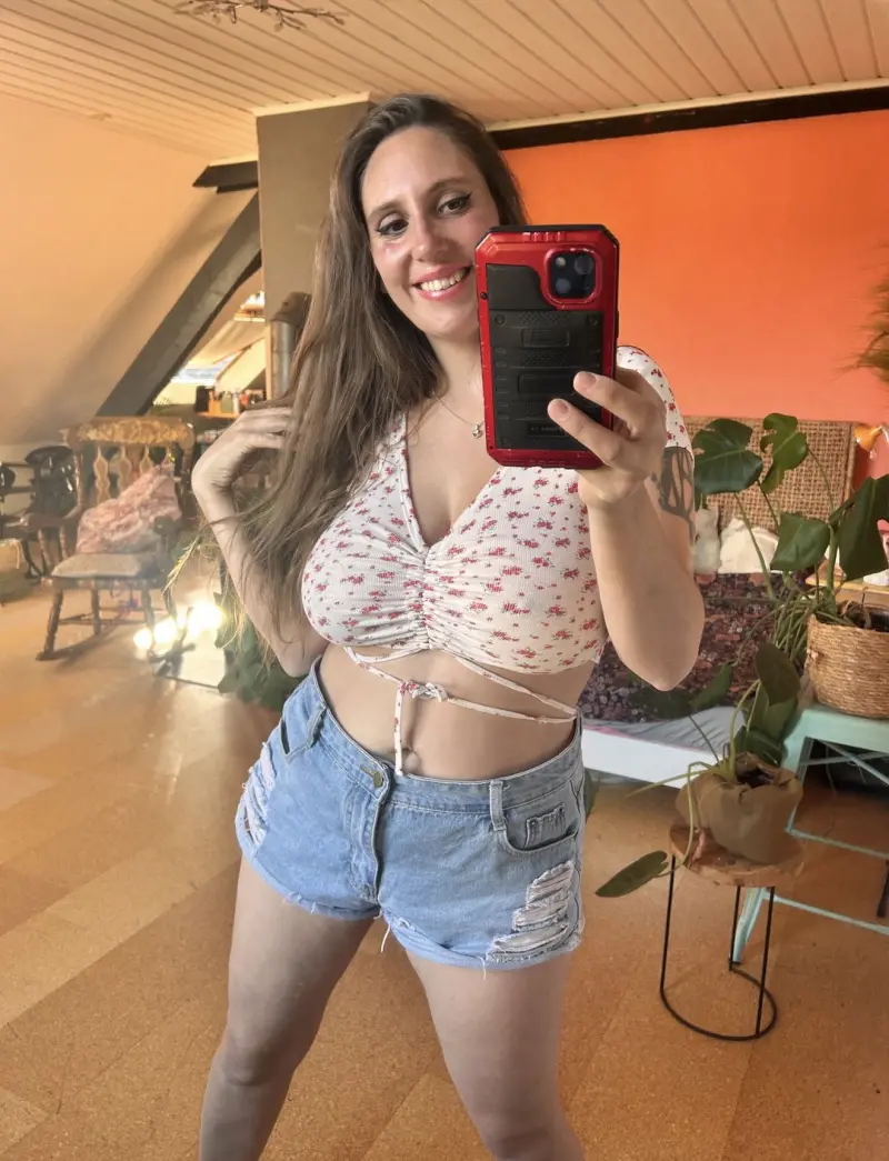 monicamagic975379 from US