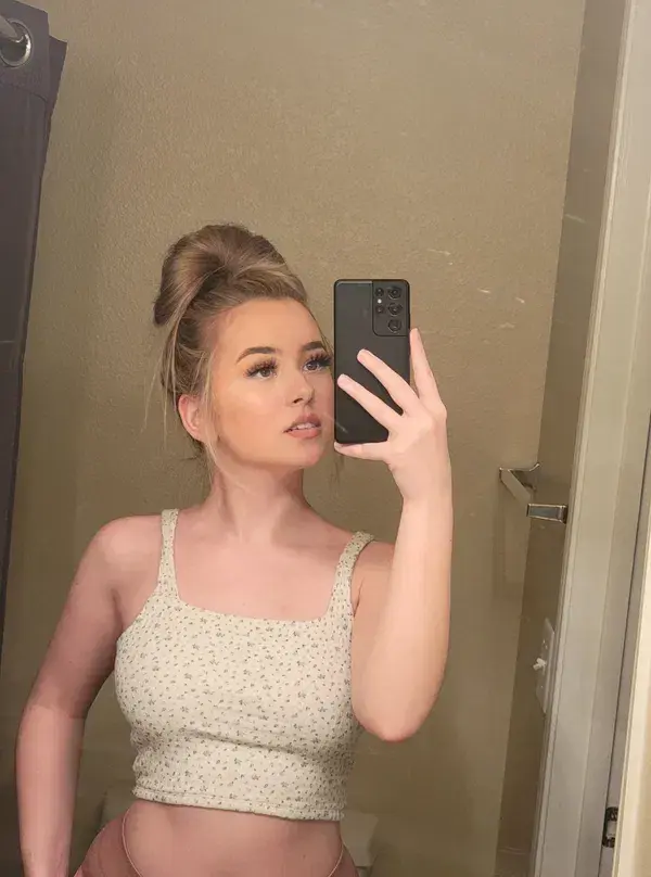 mosorol693 (21) female from GB - sexting partner