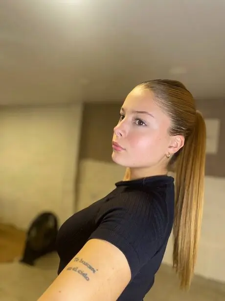 moyipax213 (25) female from GB - sexting partner