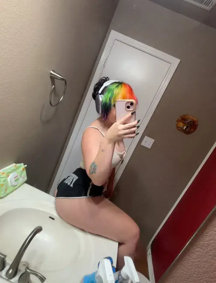 mqevyy (18) female from US - sexting partner