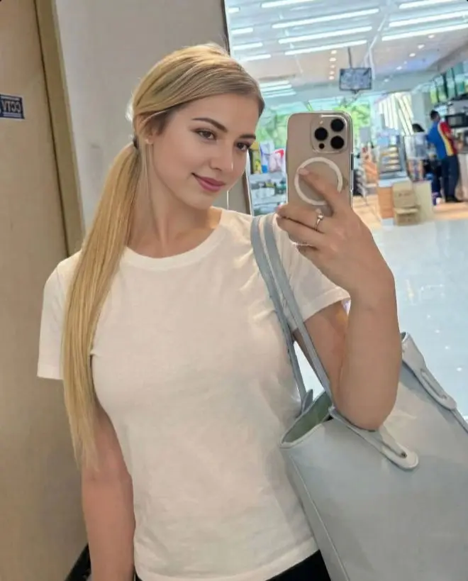 mustobusp (18) female from GB - sexting partner