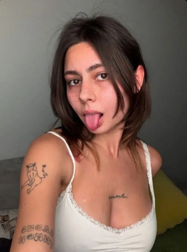 myramyja (18) female from US - sexting partner