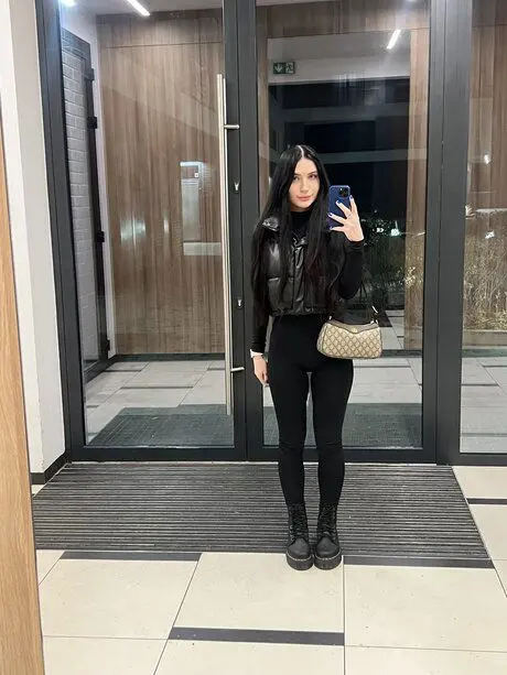 nakikor822 (18) female from GB - sexting partner