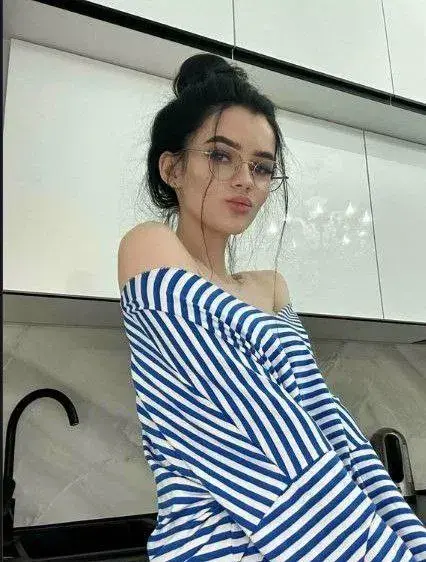 nayil68330 (18) female from US - sexting partner