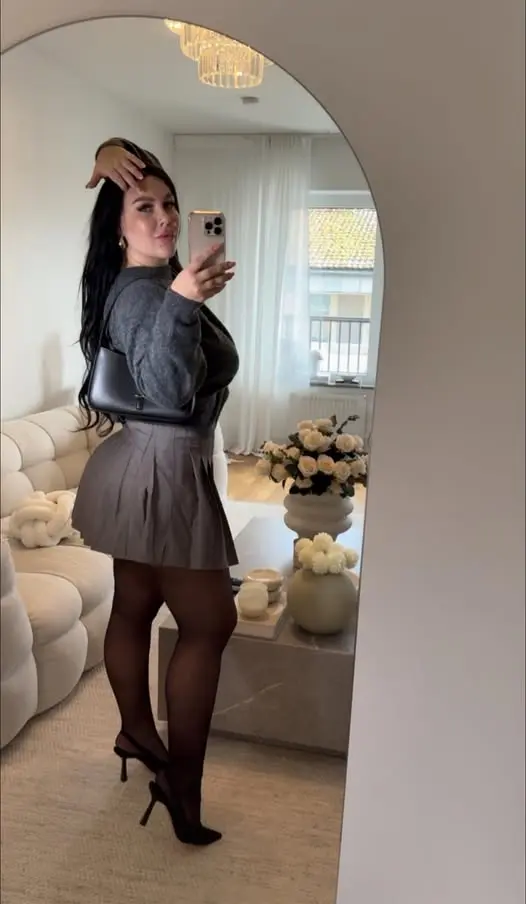 nayobo1835 (18) female from US - sexting partner