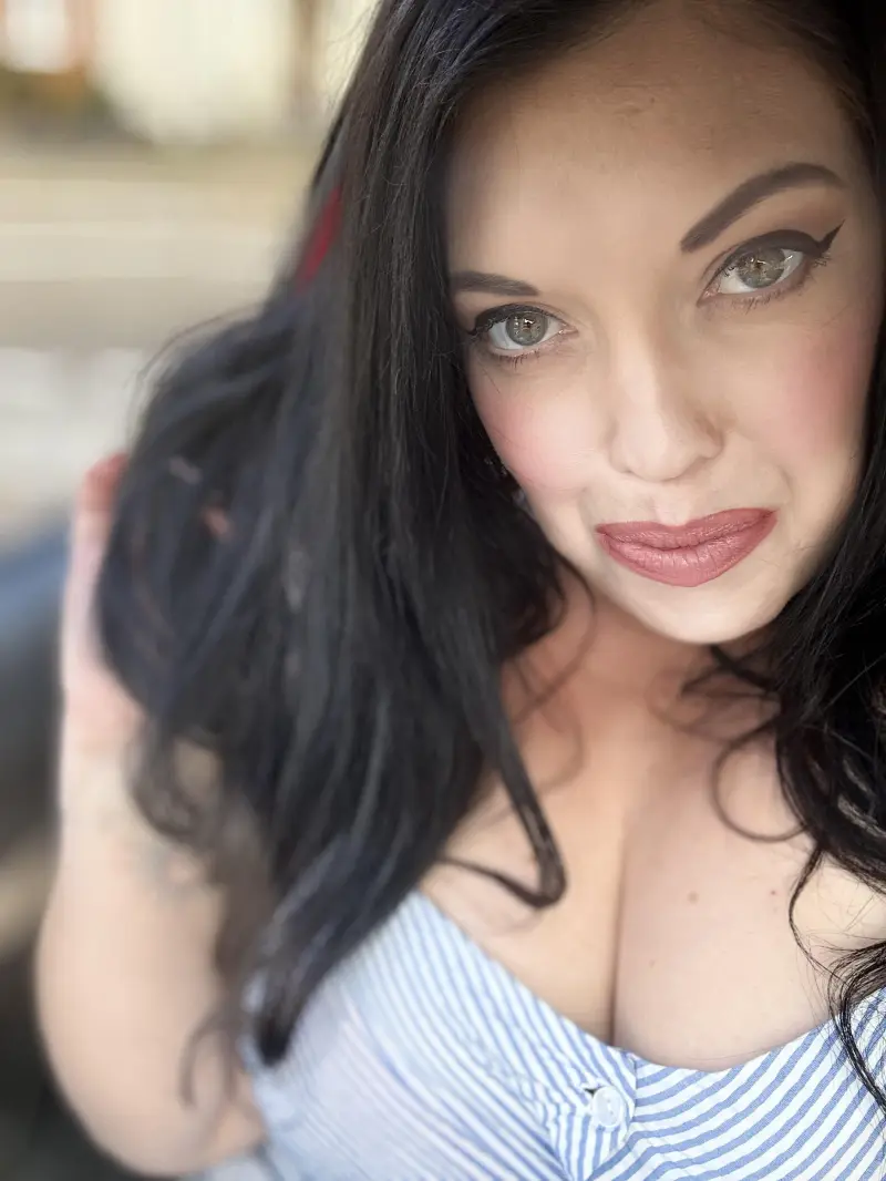 nehukiro (18) female from DK - sexting partner