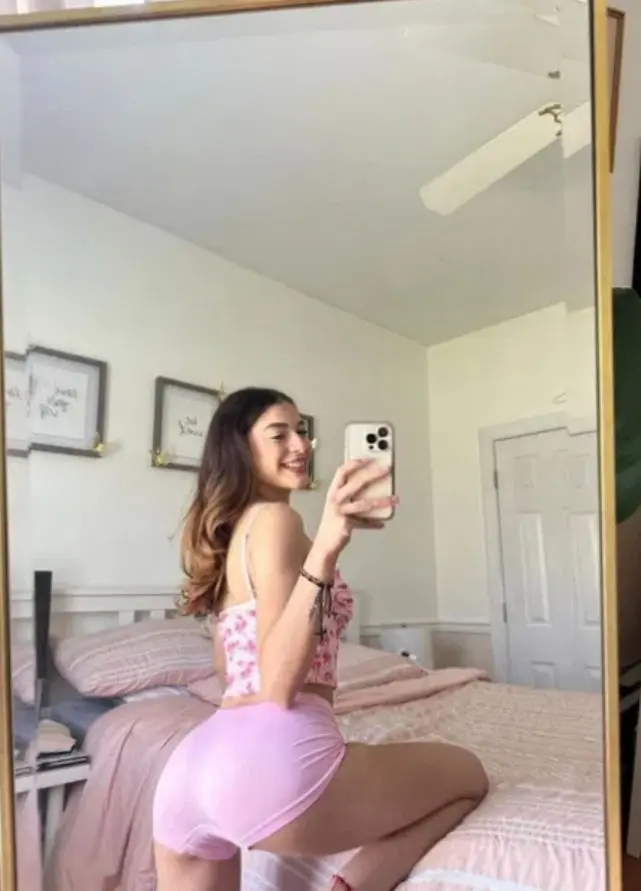 nekifobn (23) female from US - sexting partner