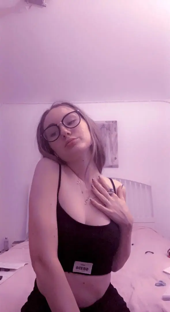 nevaeva222 (20) female from CY - sexting partner