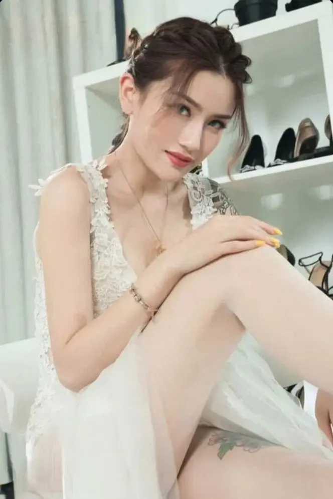 newipei (18) female from US - sexting partner