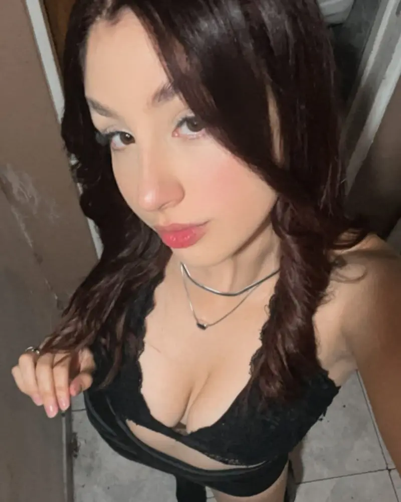 nexepif890 (18) female from DM - sexting partner