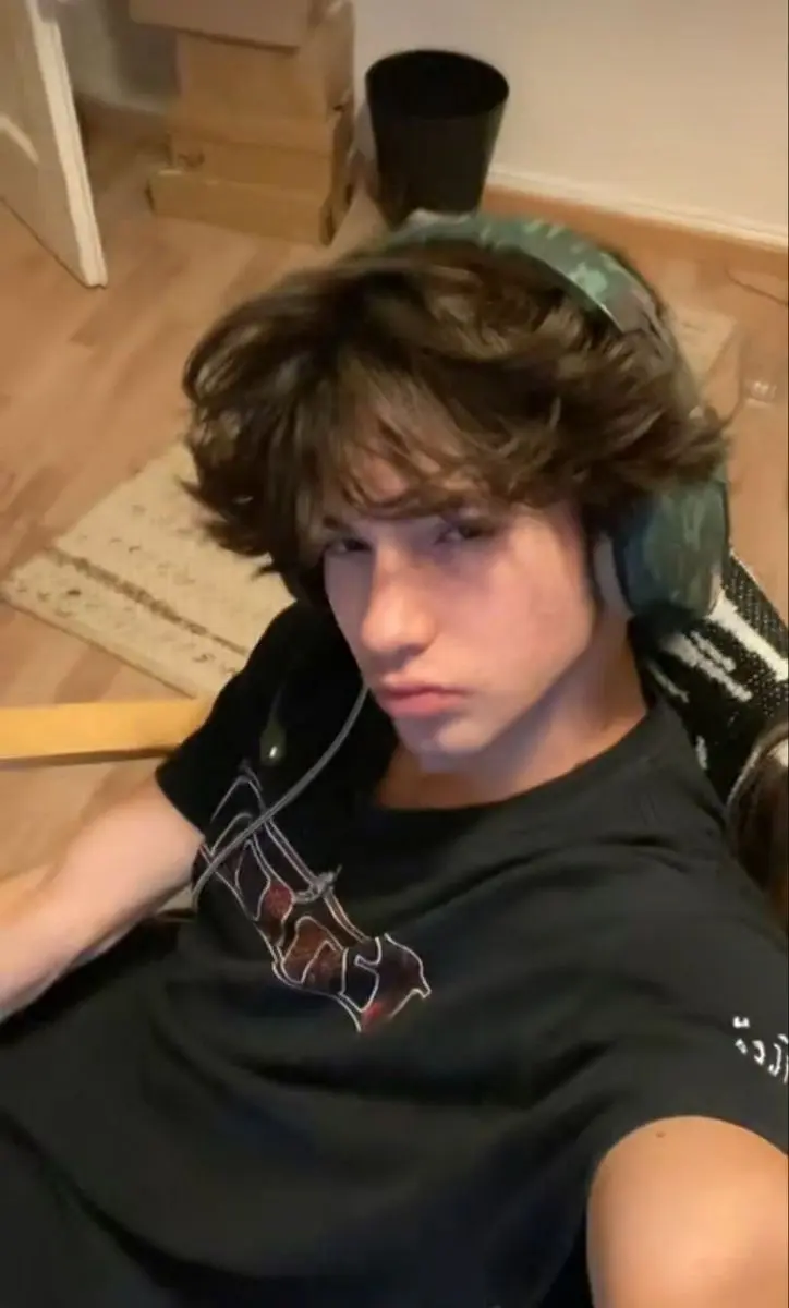 nick77725 (18) male from US - sexting partner