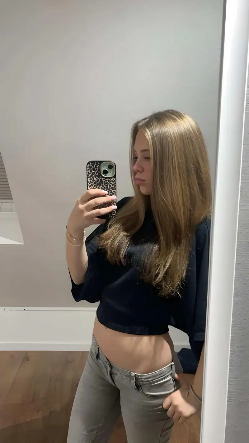 niyox53544 (22) female from GB - sexting partner