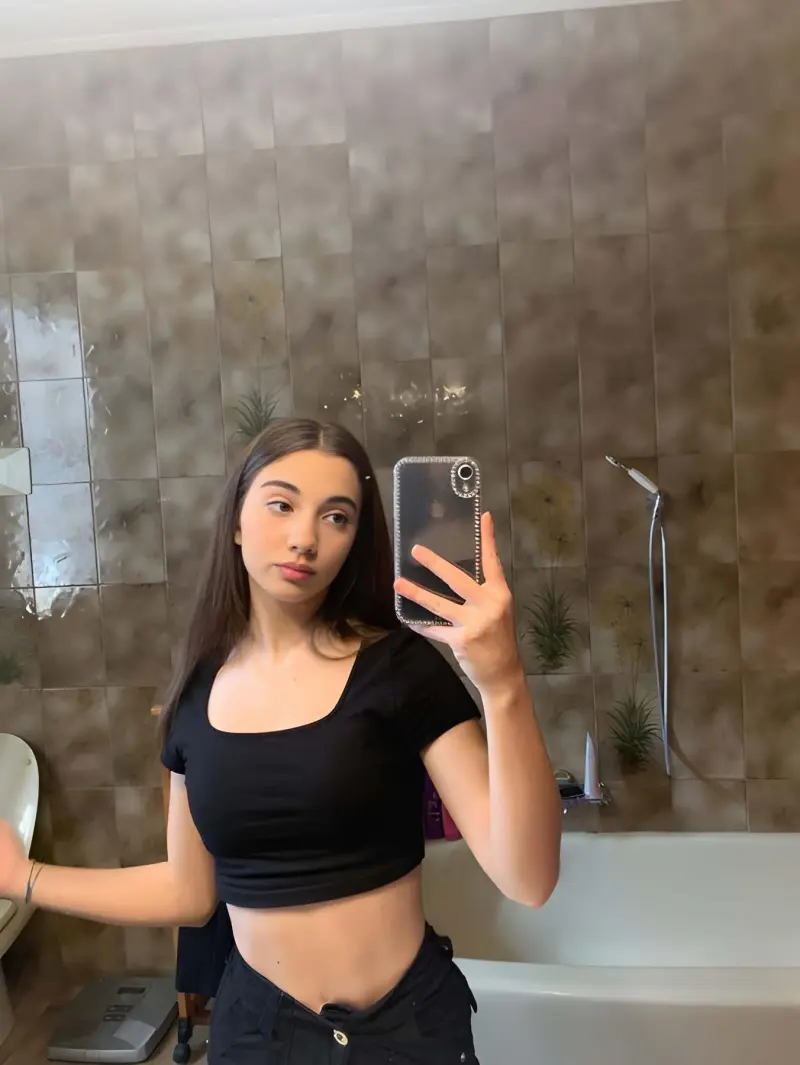 nohali8081 (18) female from GB - sexting partner