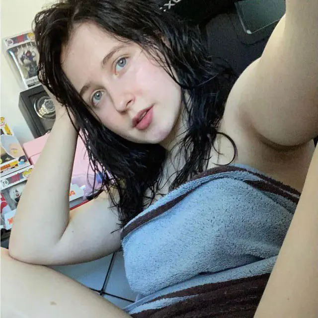 nojev51903 (18) female from AU - sexting partner