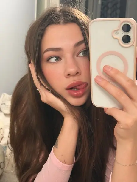 nomexep569 (18) female from GB - sexting partner