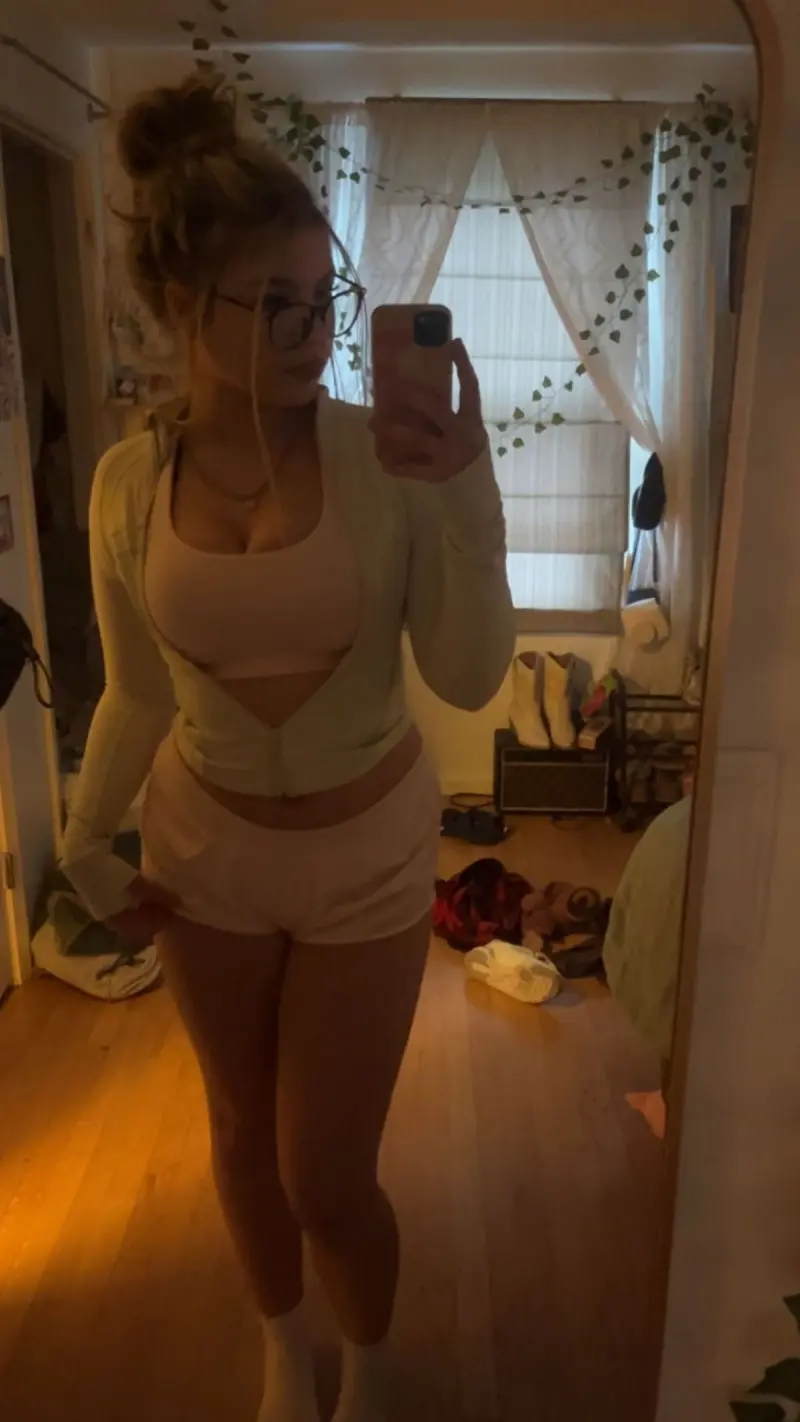 nowix30694 (18) female from US - sexting partner