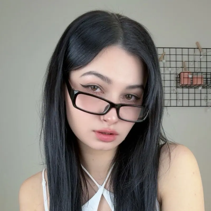 offbut873 (18) female from CA - sexting partner