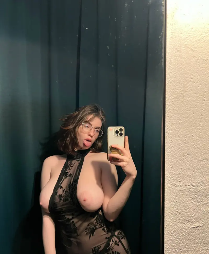 ofydygu (21) female from US - sexting partner