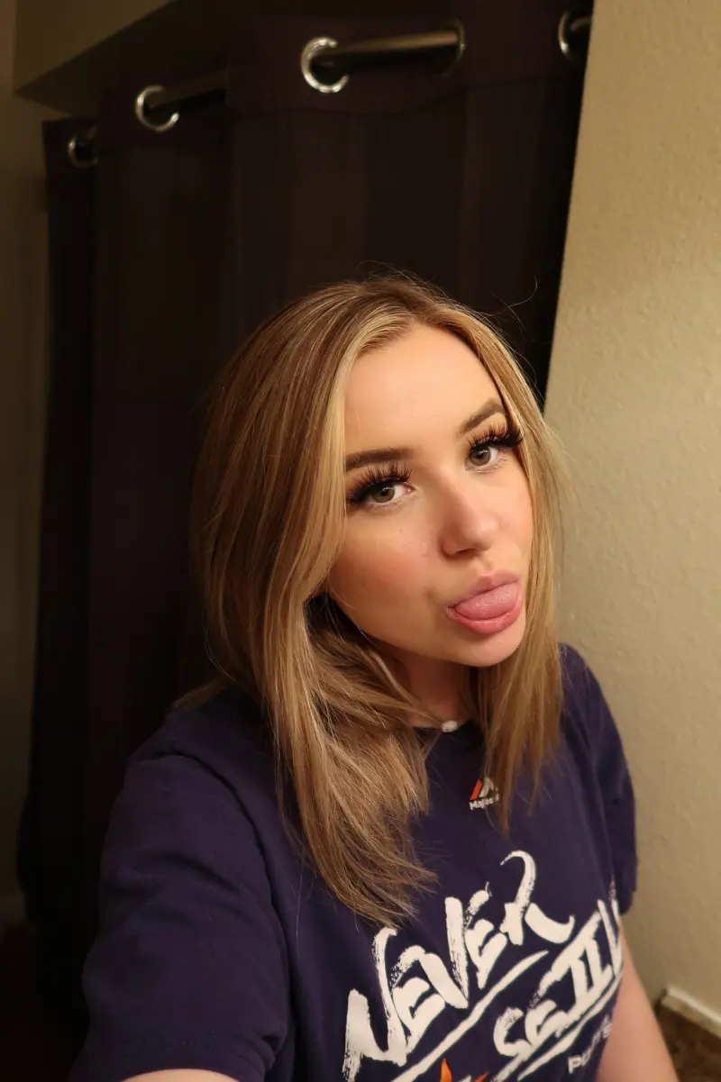 olivabig45 (18) female from US - sexting partner