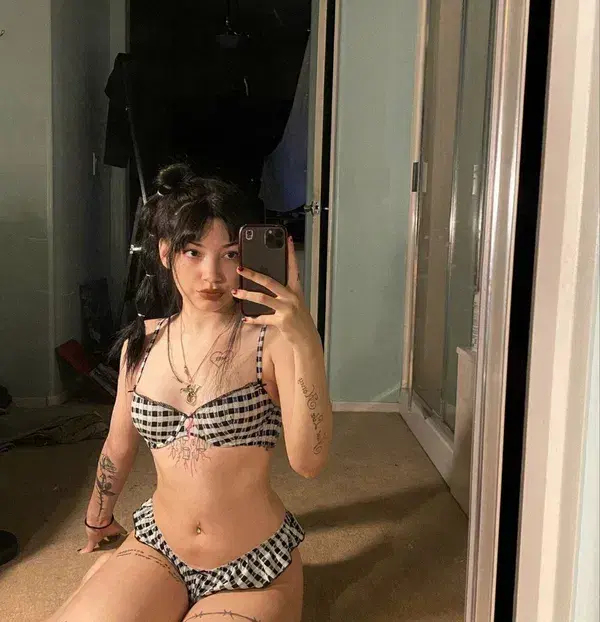 pabiwix928 (18) female from US - sexting partner