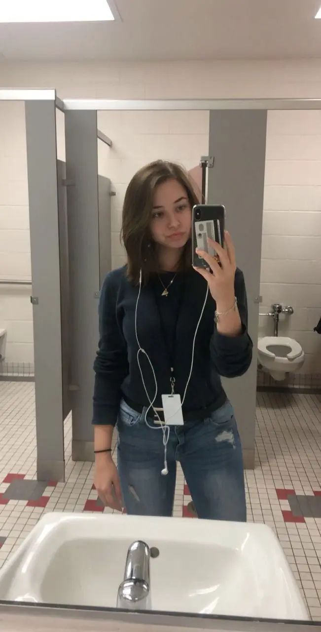 padhoggod (18) female from GB - sexting partner