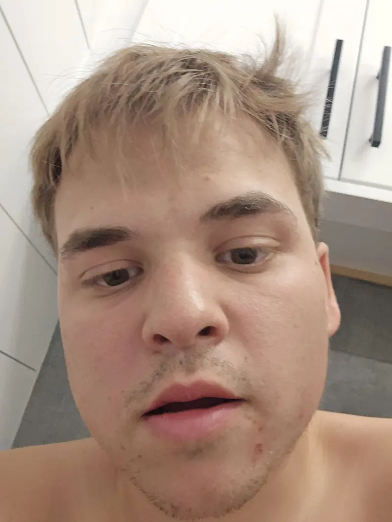 paetongrooms (18) female from AU - sexting partner