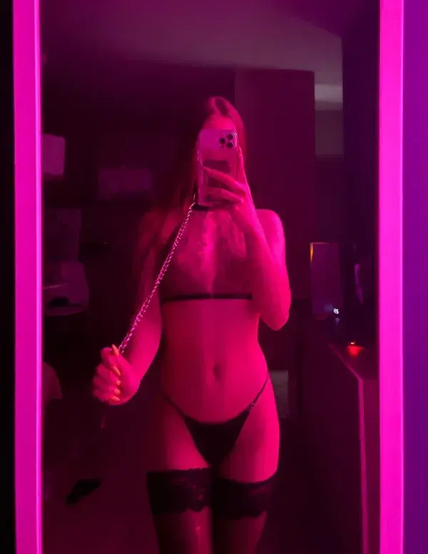 pahyvy (18) female from US - sexting partner