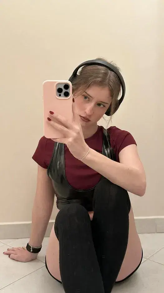 pamayol188 (18) female from GB - sexting partner