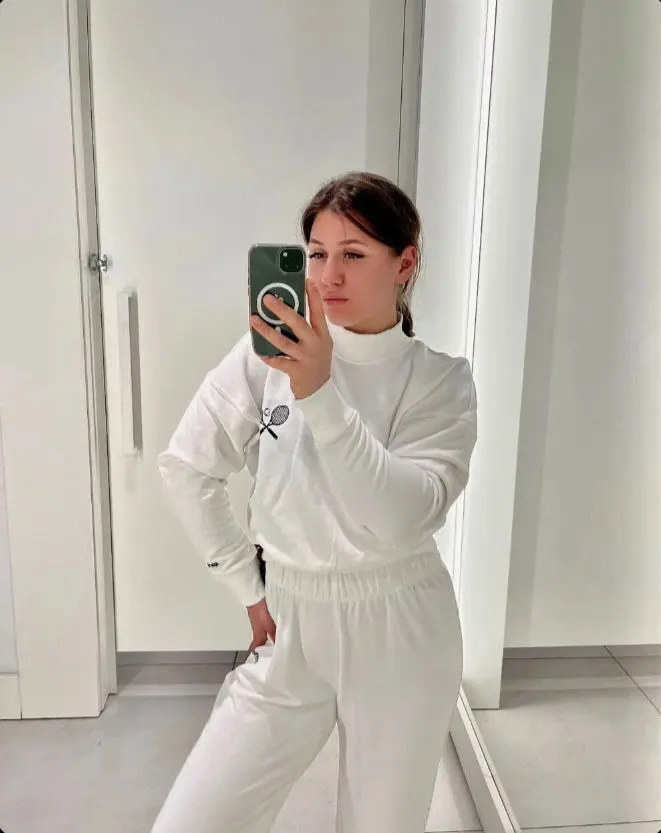 pecilev (18) female from CA - sexting partner